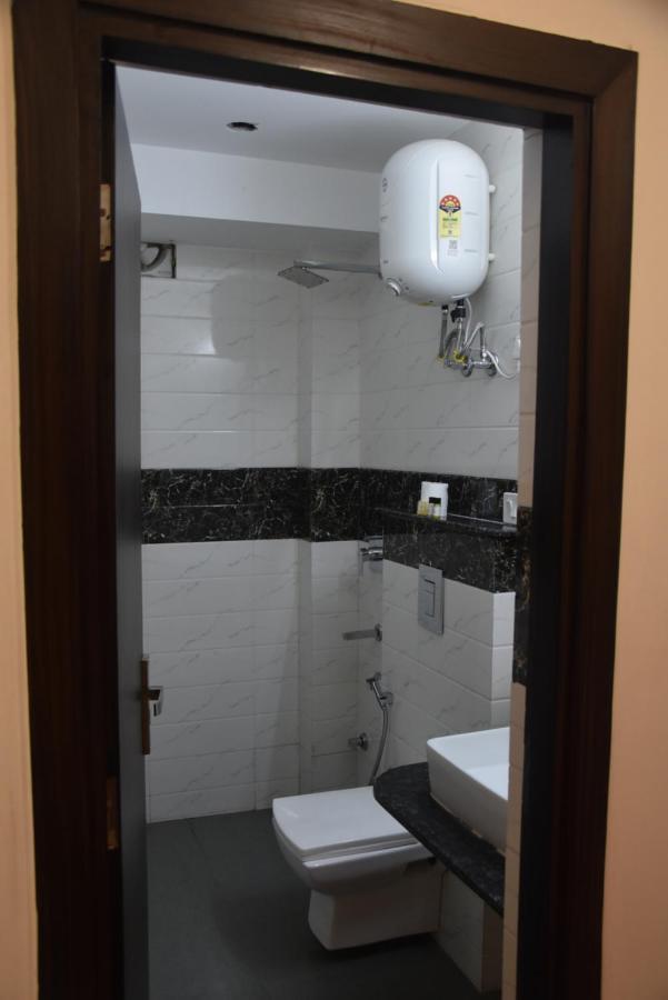 Hotel De Luxe Basai Road Gurgaon Exterior photo