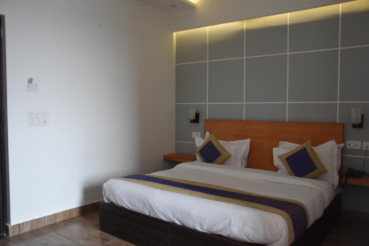 Hotel De Luxe Basai Road Gurgaon Exterior photo