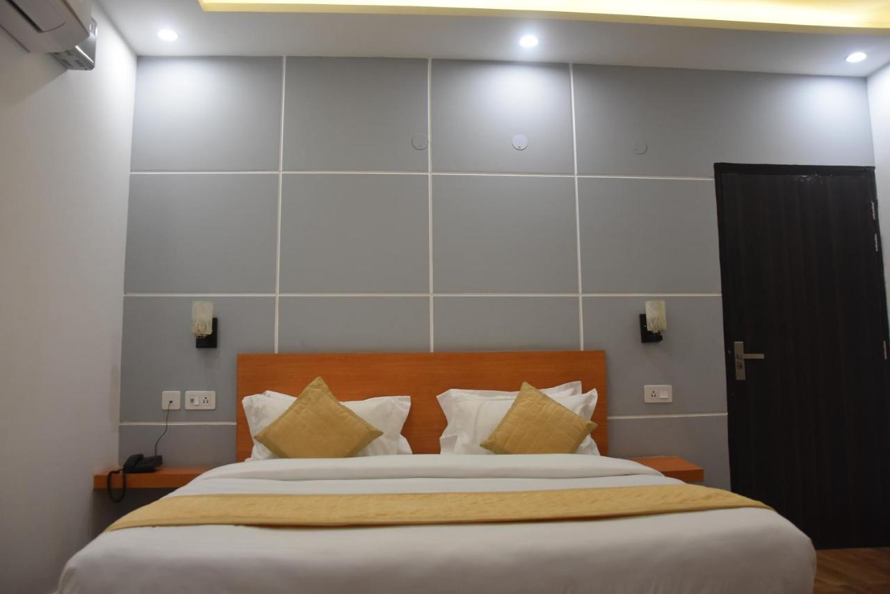 Hotel De Luxe Basai Road Gurgaon Exterior photo