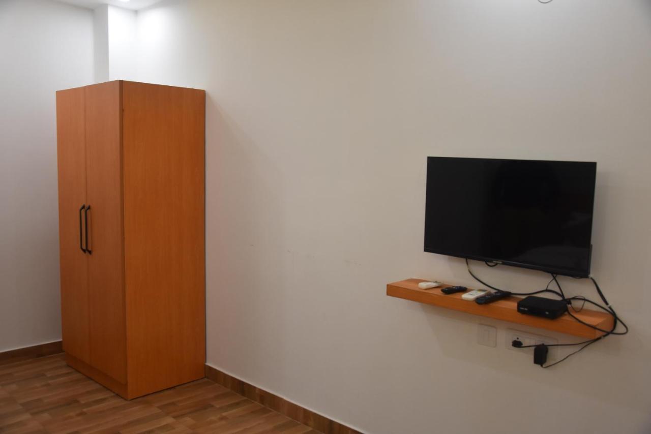 Hotel De Luxe Basai Road Gurgaon Exterior photo