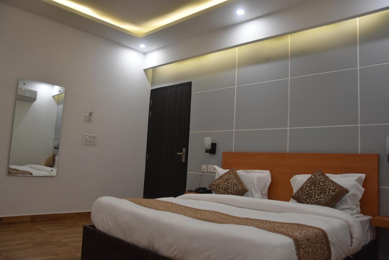 Hotel De Luxe Basai Road Gurgaon Exterior photo