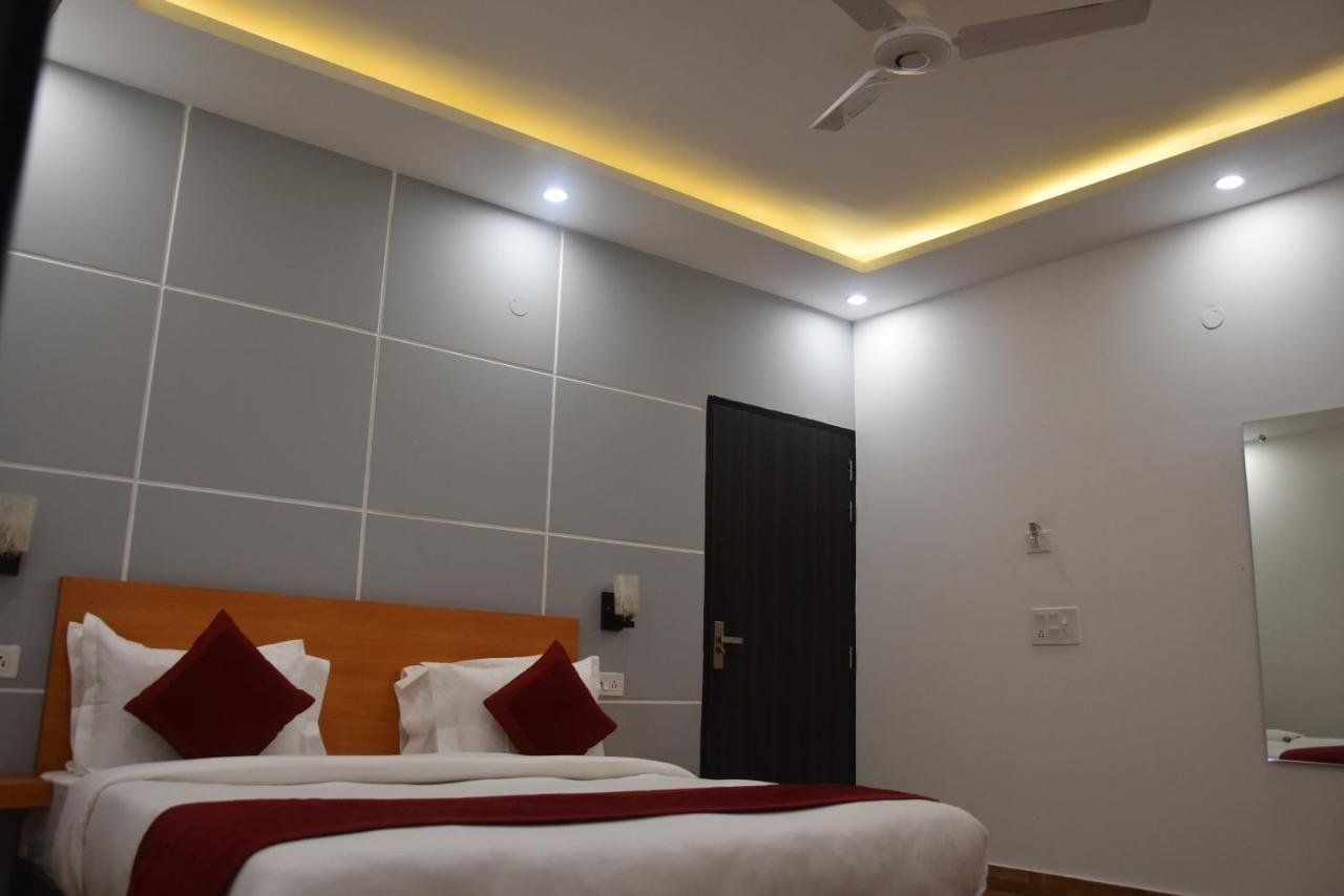 Hotel De Luxe Basai Road Gurgaon Exterior photo