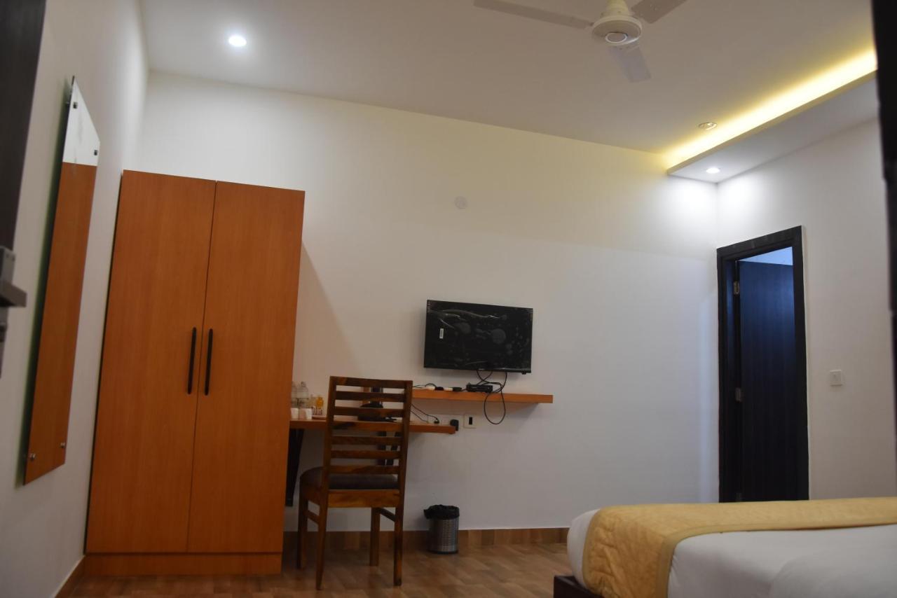 Hotel De Luxe Basai Road Gurgaon Exterior photo