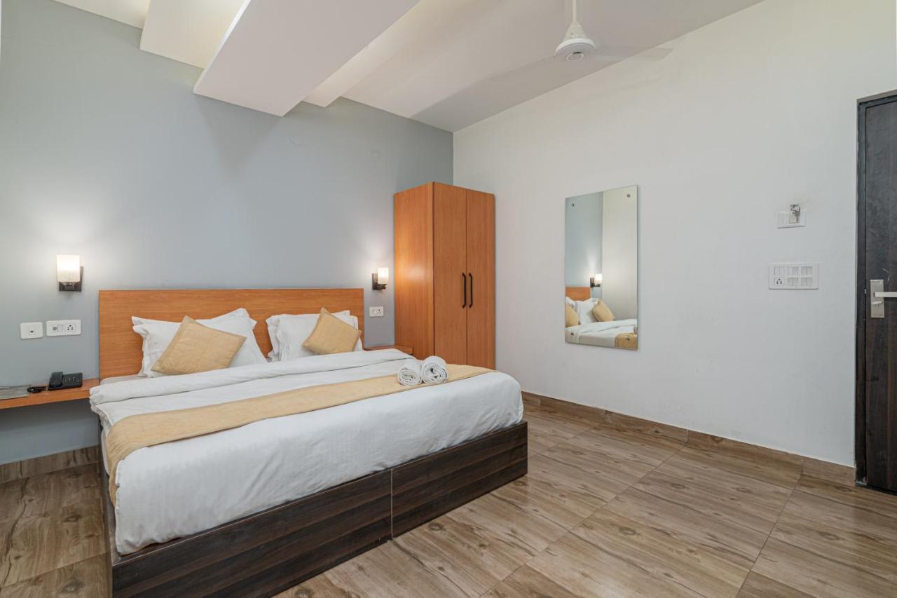 Hotel De Luxe Basai Road Gurgaon Exterior photo